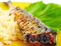 Вкусна печена цяла риба скумрия на фурна с гарнитура от варена паста с форма на ориз (орзо) - снимка на рецептата
